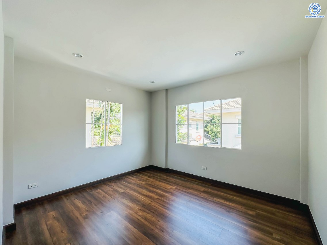 บ้านมือสองตกแต่งใหม่ โครงการ ชัยพฤกษ์ บางบัวทอง บ้านเดี่ยวจากแบรนด์ LH เนื้อที่ 83.2 ตร.ว. ฟังก์ชัน 3 ห้องนอน 3 ห้องน้ำ 1 ห้องอเนกประสงค์ จอดรถได้ 2 คัน พร้อม Facilities ครบครัน บนทำเลเดินทางสะดวก ติดถนนบางกรวย-ไทรน้อย ใกล้เซ็นทรัลเวสต์เกต และรถไฟฟ้าสายสีม่วง "สถานีบางพลู"